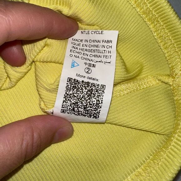 SHEIN Yellow Gold Cropped Cut Out Tank - Picture 3 of 4